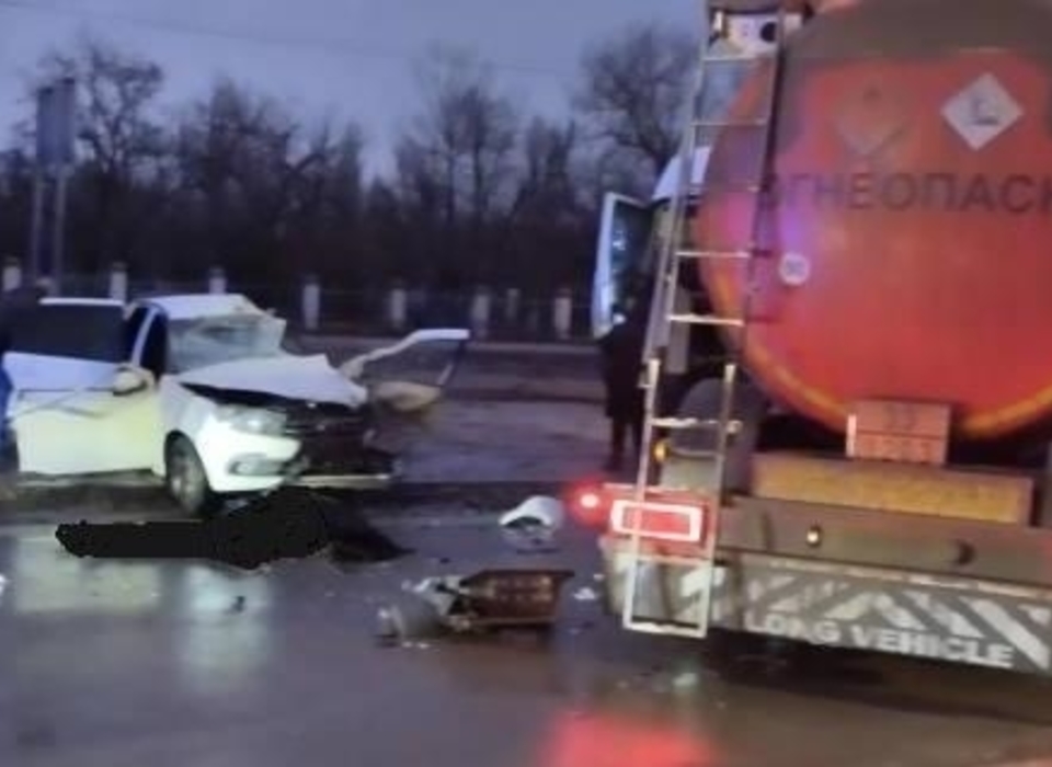 В Волгограде в ДТП с бензовозом погиб водитель «Лады», 14-летняя пассажирка пострадала